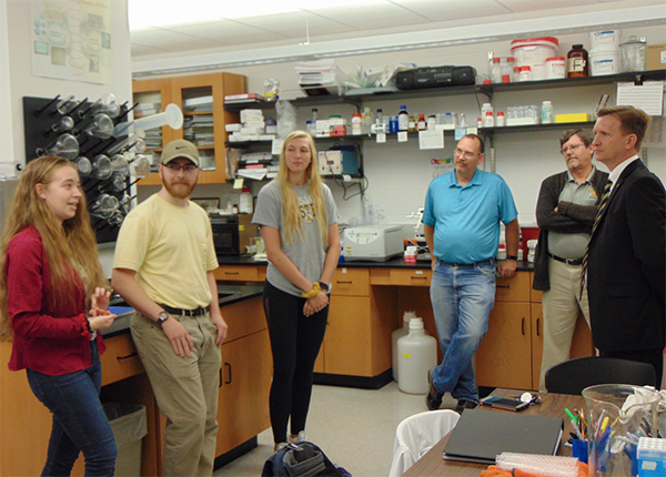 Matt Wilson meets with Missouri Western synthetic biology student researchers