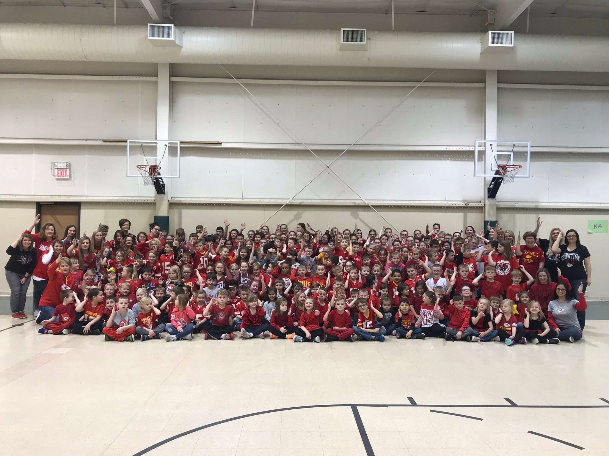 holy-family-school-in-great-bend-shows-off-their-chiefs-support
