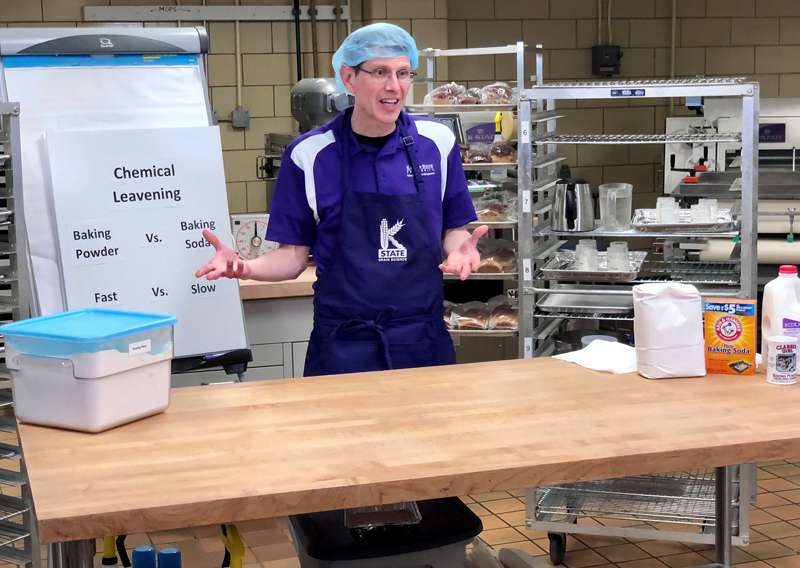 <b>Aaron Clanton, a baking science instructor in K-State’s Department of Grain Science and Industry, gave Kansas 4-Her members a chemistry lesson on the important differences associated with using baking powder or baking soda in recipes.</b> Photo courtesy KSRE