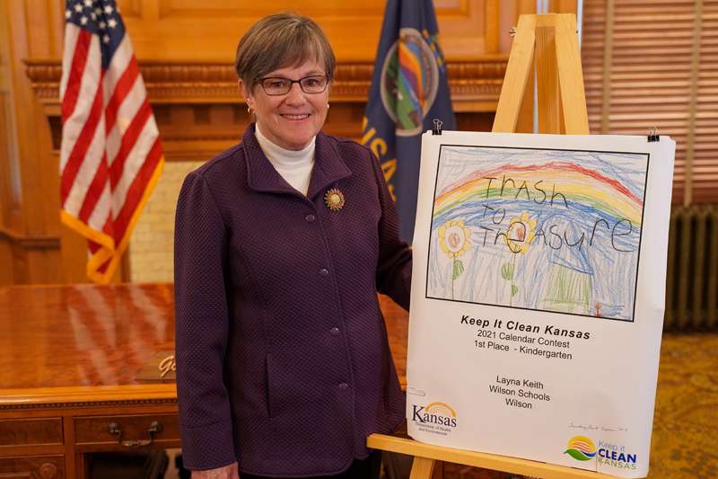 <b>Kansas Governor Laura Kelly with the winning kindergarten artwork by Layna Keith of Wilson.</b> Photo courtesy KDHE