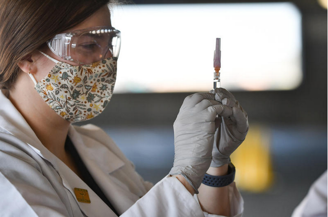  Medical students and staff from the University of Missouri-Kansas City administer flu shots. Carlos Moreno / KCUR