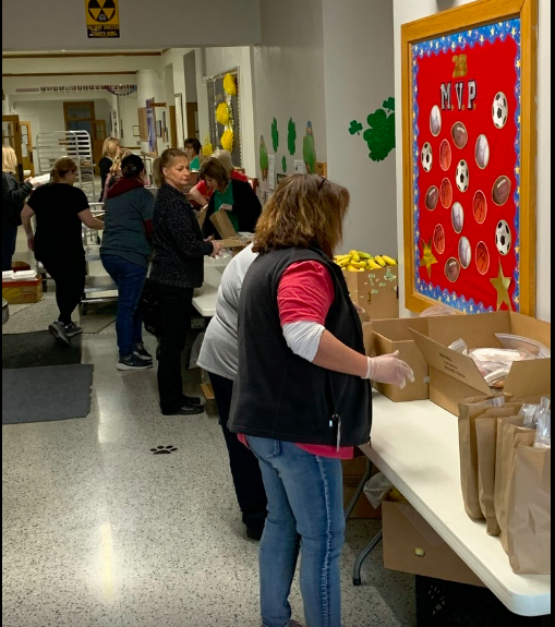 Volunteers pack grab-and-go meals for USD 489.
