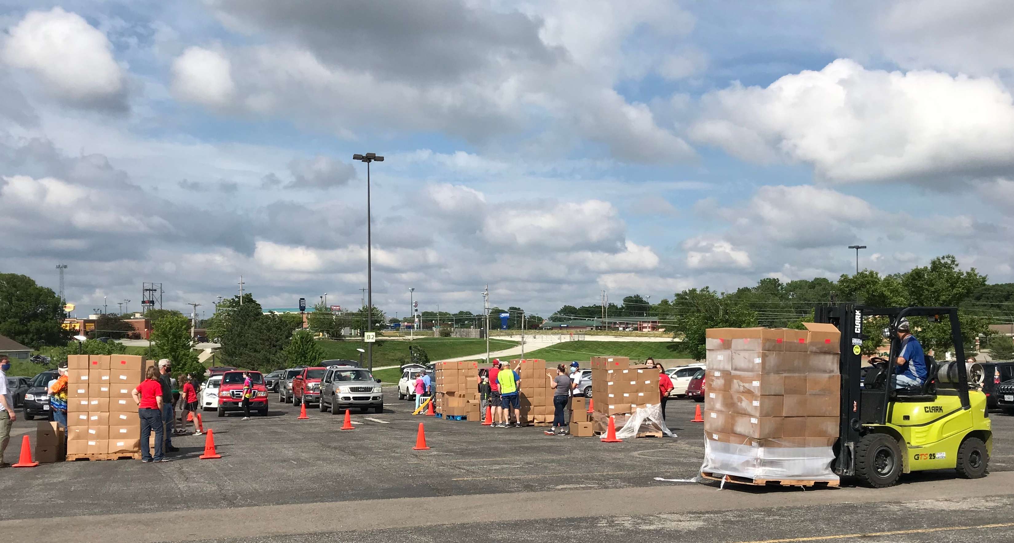 Volunteers help distribute food from the USDA's Farmers to Families program. Photo by Sarah Thomack.