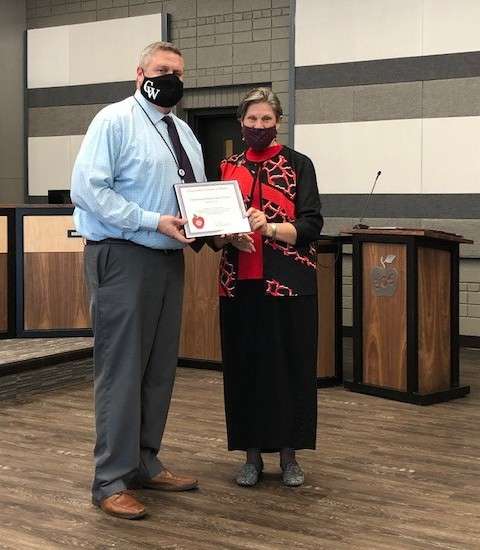 <i><b>Kyle Griffitts, Cottonwood Principal, receives the Challenge Award from Dr. Dena Horst, State Board of Education, District 6.</b> Photos courtesy USD 305</i>