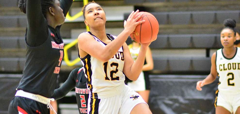 CCCC's Lexi Jeffcoat goes for a shot. Photo courtesy <a href="http://cloudtbirds.com">cloudtbirds.com</a>