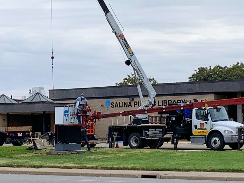 <b>Workers install a new messaging sign at the Salina Public Library Tuesday morning.</b> Salina Post photo