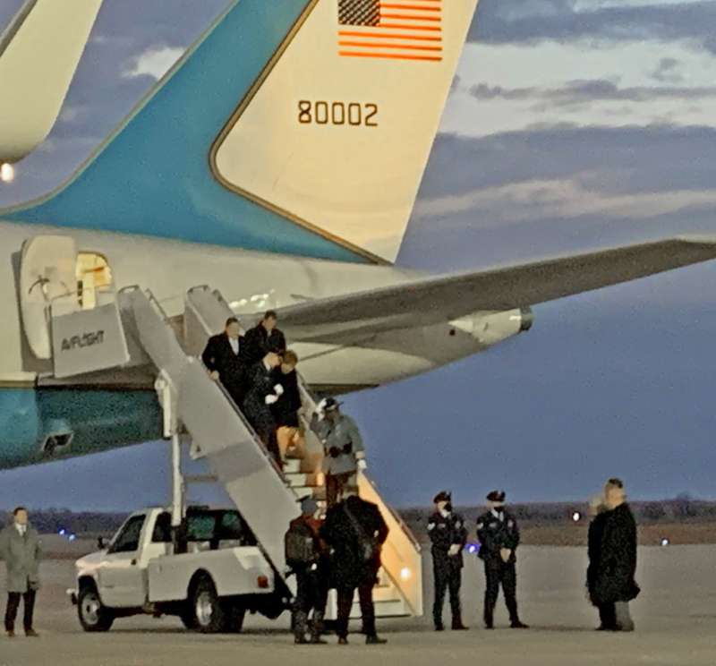 <b>Dole's wife, former Senator Elizabeth Dole, is escorted off the plane and into a nearby limousine. </b>
