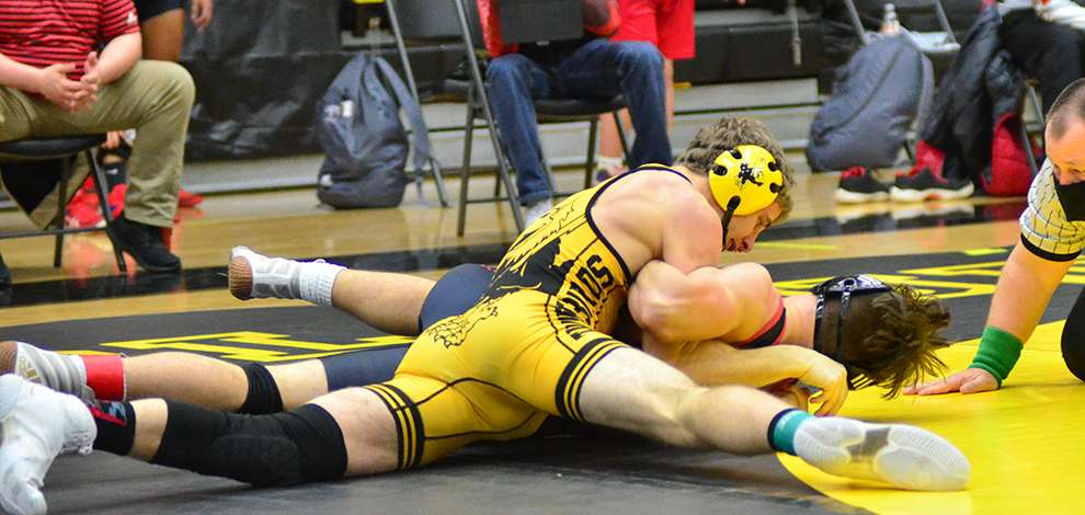 <b>Joel Ostrom earned a pin over Alex Young of Labette in CCCC's first dual of the day.</b> Photo courtesy cloudtbirds.com