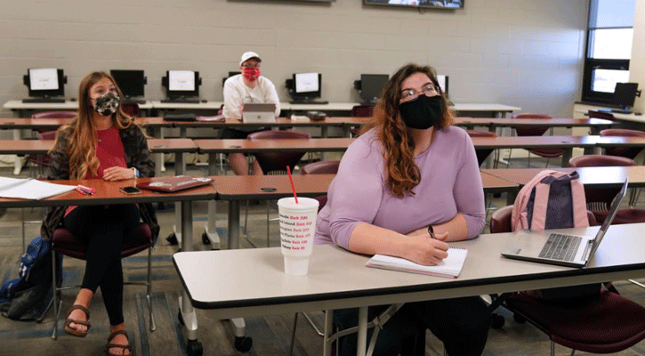 <i>Students participate in a distance learning class through Mid-Plains Community College. MPCC’s second round of spring classes will begin March 8.</i>