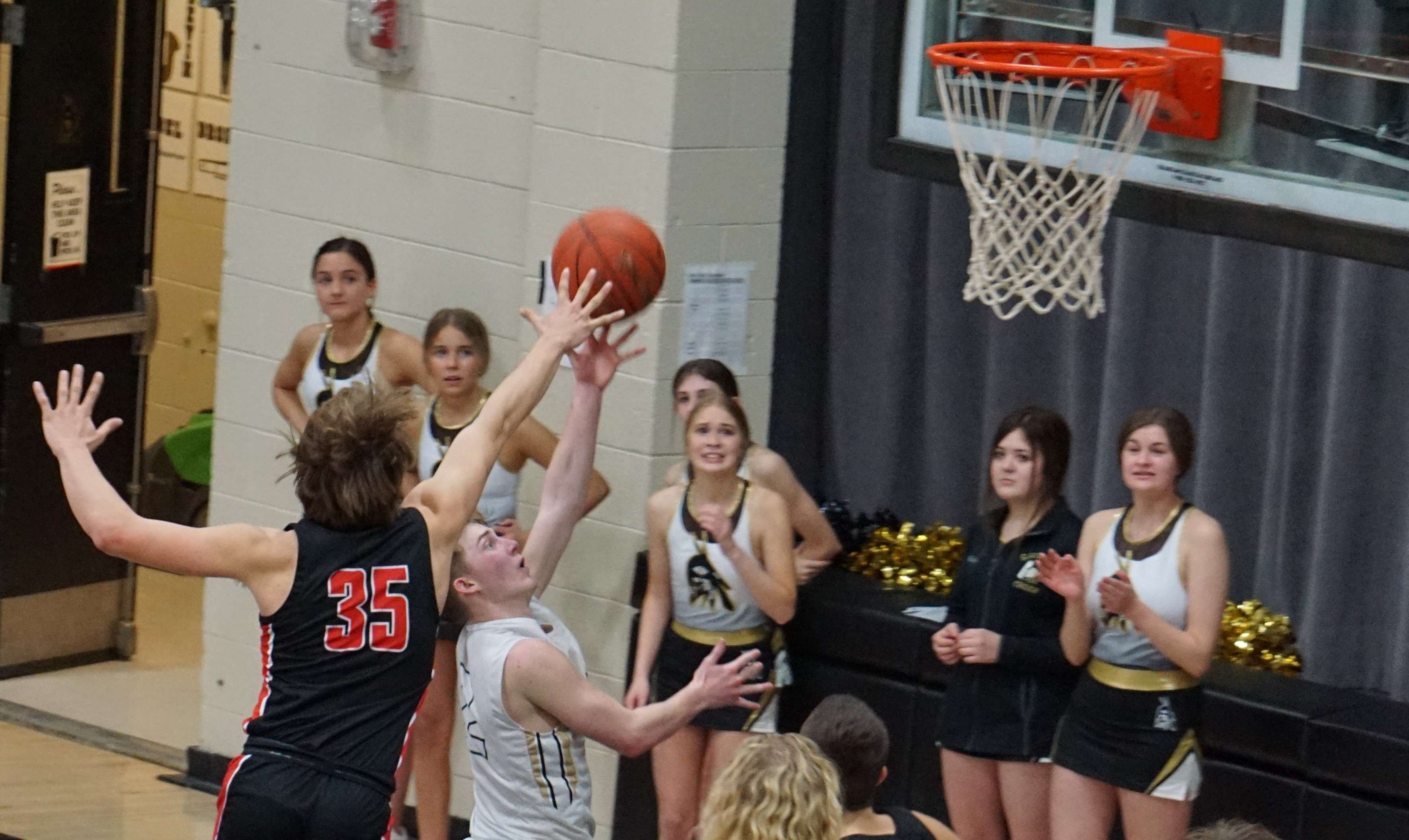 Savannah's Quay Jeter (2) goes up for what would have been a game-tying layup in the closing seconds against Chillicothe's Mason Baxter. The Hornets hung on to beat the Savages, 32-31 in the Class 4 District 16 quarterfinal Monday. Photo by Tommy Rezac.