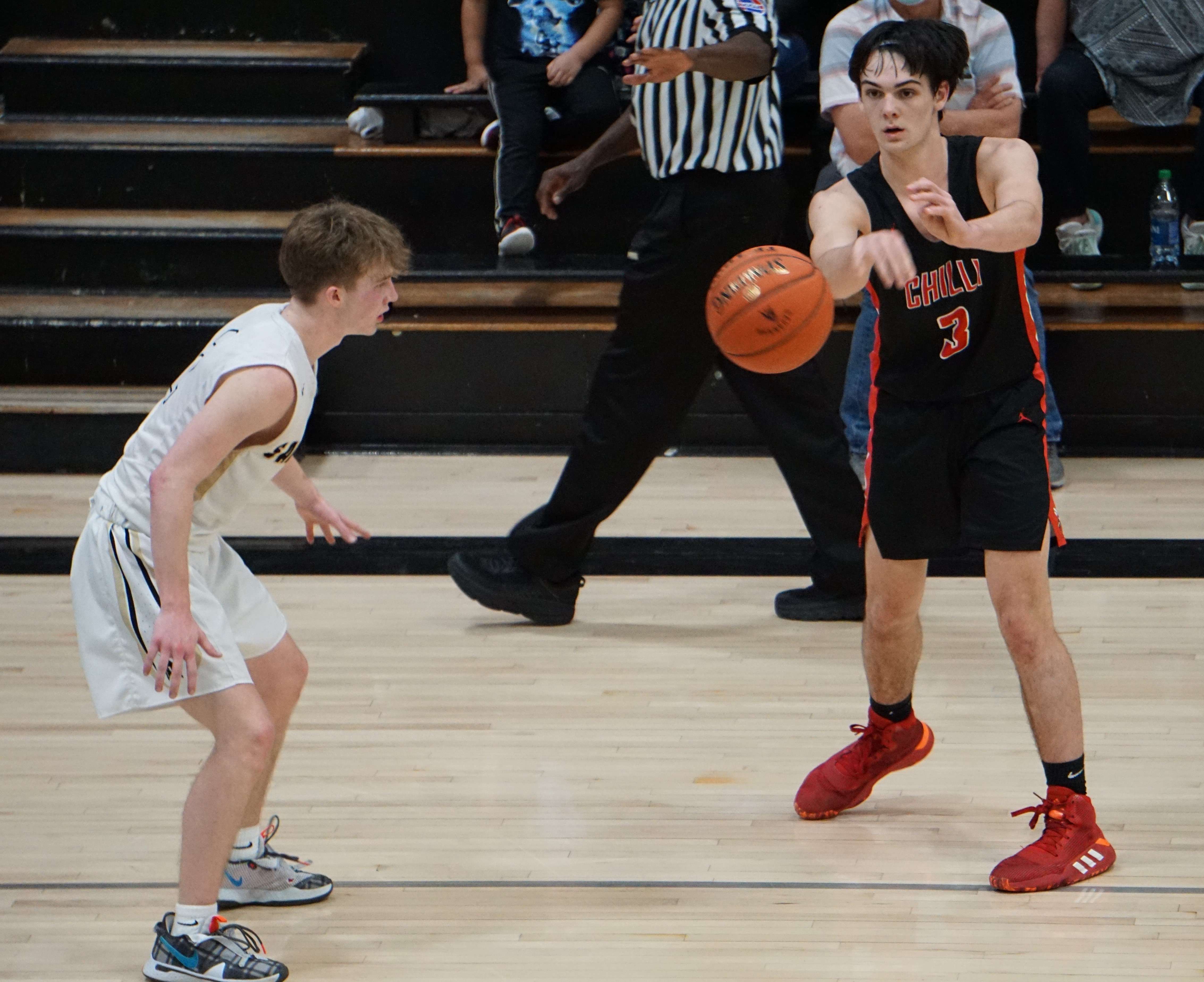 Chillicothe's Griffith Bonderer (3) passes the ball around the key in the second half of the Hornets' 32-31 win over Savannah in the Class 4 District 16 quarterfinal Monday. Photo by Tommy Rezac.