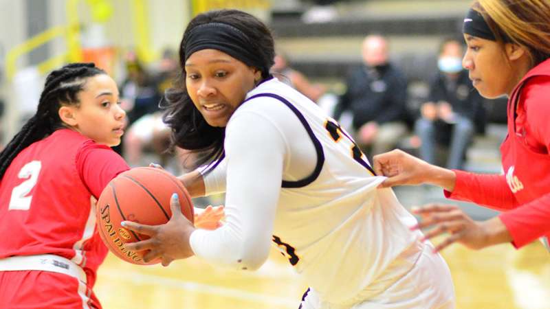 <b>Le'Yanna McGinnis scored 15 of her career-high 35 in the 4th quarter on Wednesday.</b> Photo courtesy CCCC Sports Information