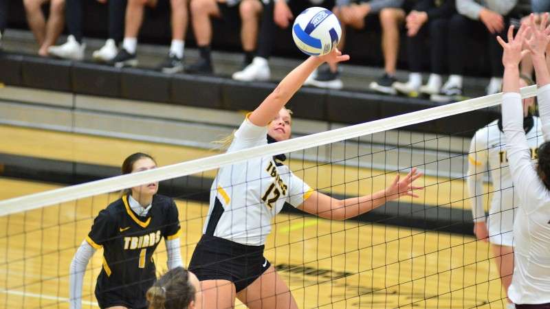 <b>Lizzy Pfortmiller finished with 11 kills on 22 attack attempts in a four-set win over Fort Scott. </b>Photo by Jessica LeDuc courtesy <a href="http://cloudtbirds.com">cloudtbirds.com</a>