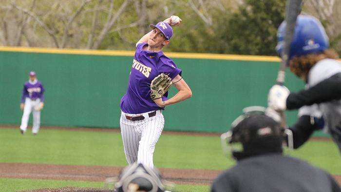 Photo courtesy <a href="http://kwucoyotes.com">kwucoyotes.com</a>