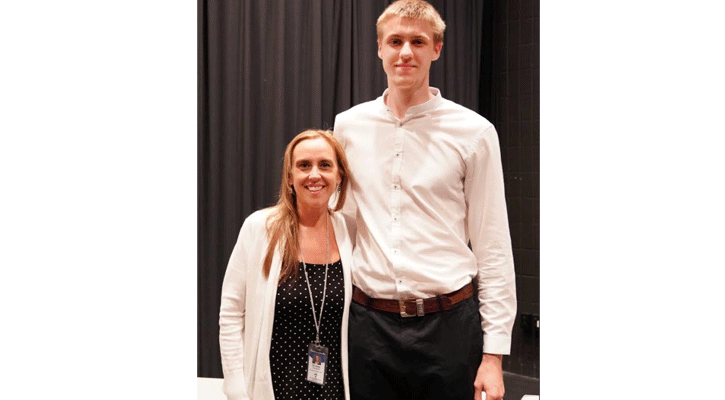 <i>Area Vice President of Academic Affairs and North Platte Community College Dr. Jody Tomanek presents the Vice President of Instruction award to Slavomyr Marchenko, of Kyiv, Ukraine.</i>