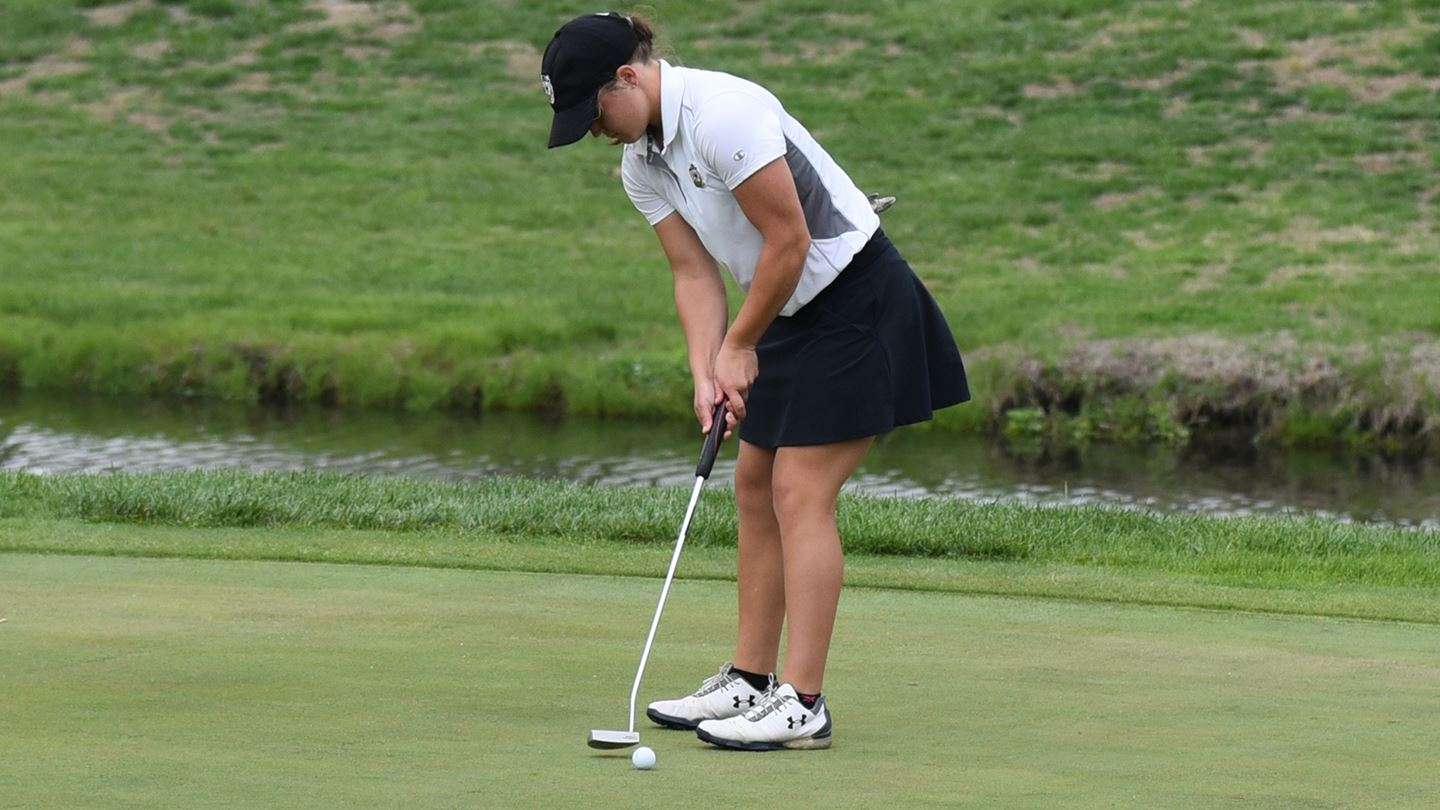 Morgan Brasser attempts a putt at the NCAA II Central Regional (Courtesy Max Bode, MWSU Athletics)