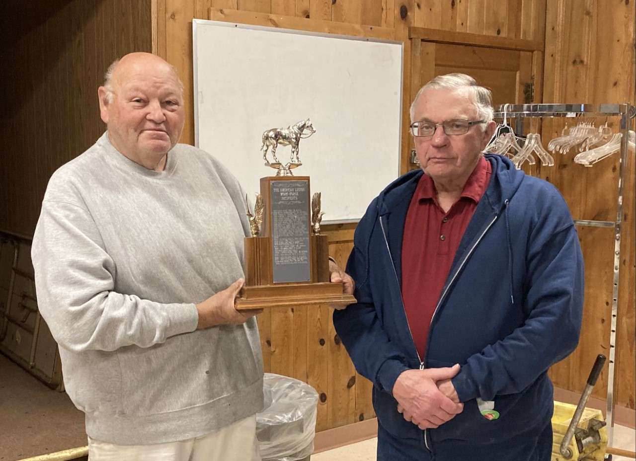 Larry McCracken (L) presents John Zochol with the Work Horse Award.