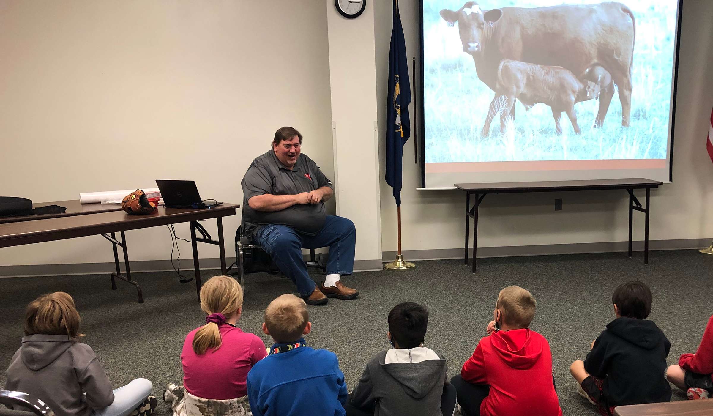 Rob Eirich of Nebraska Extension covers beef cattle with a group of students during one of the recent Agsplosion sessions.