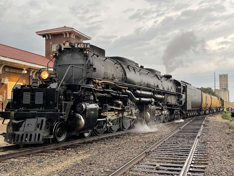 <b>Big Boy's crew prepares it for its overnight stop in Salina.</b> Photo by Eagle Radio's Craig Hubbard for Salina Post