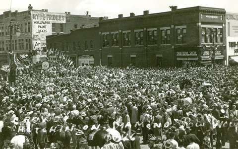 1946 Prairie Pow Wow - First &amp; Main Crowd. Photo courtesy of Steve Harmon.