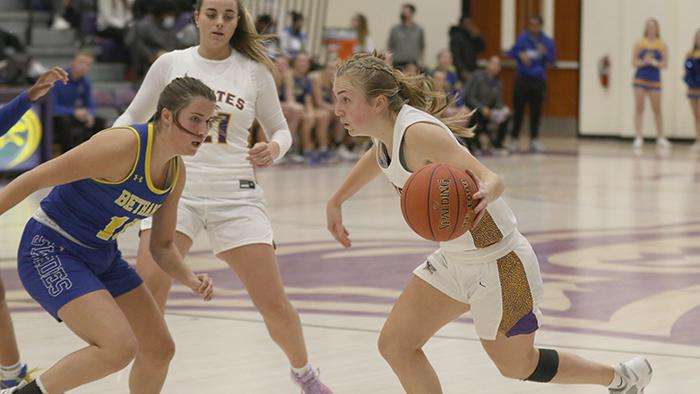 Photo courtesy <a href="http://kwucoyotes.com">kwucoyotes.com</a>