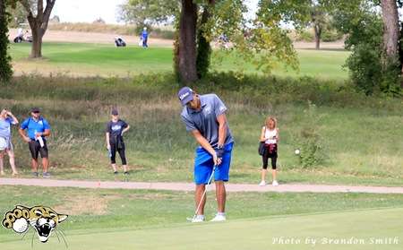 Thantup Saengvut chips on to the 6th green
