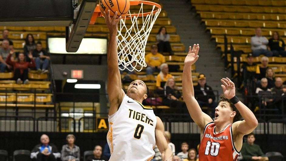 Elijah Nnanabu attempts a layup vs. MSU Denver Sunday afternoon at Gross Memorial Coliseum. (FHSU Athletics/Nicole Heitmann)