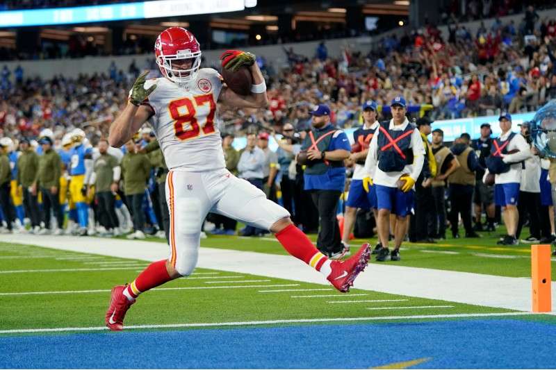 Chiefs TE Travis Kelce hyperextends knee in practice