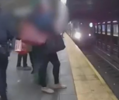 🎥 NYPD officers, bystander save man who fell on subway tracks