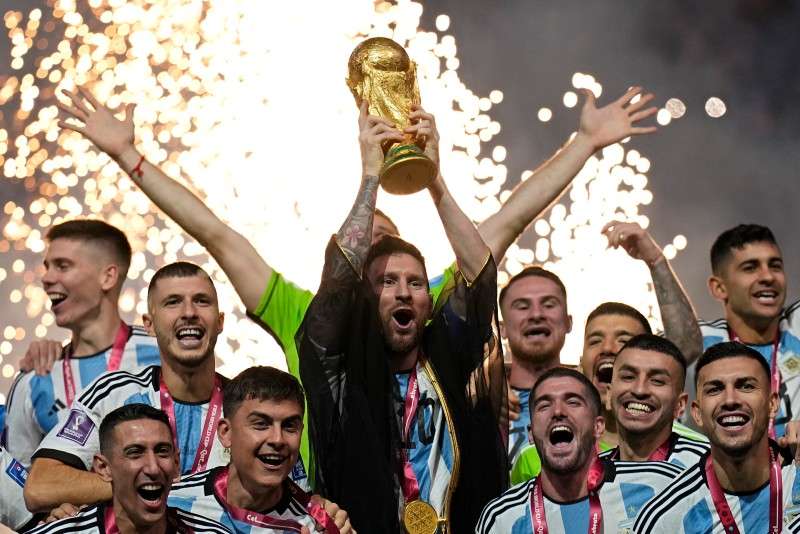 <b>Argentina's Lionel Messi lifts the trophy after winning the World Cup final soccer match between Argentina and France at the Lusail Stadium in Lusail, Qatar, Sunday. Argentina won 4-2 in a penalty shootout after the match ended tied 3-3. </b>(AP Photo/Martin Meissner)