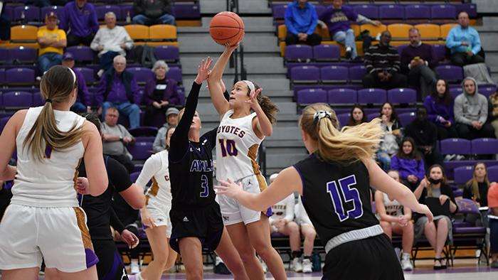 Photo courtesy <a href="http://kwucoyotes.com">kwucoyotes.com</a>