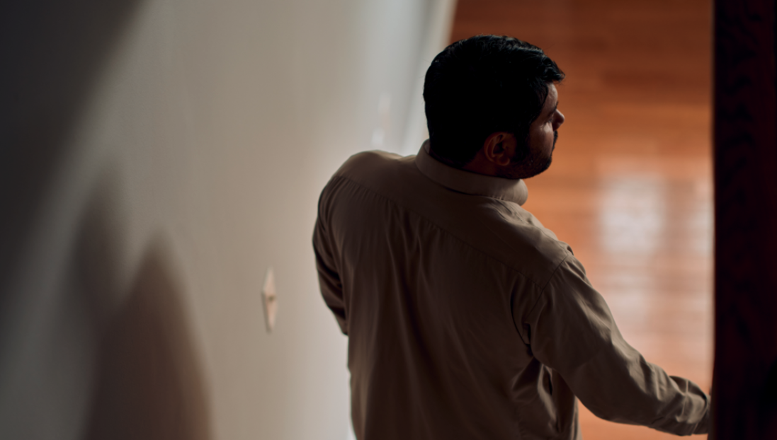 Afghan refugee provided free short-term housing. (Courtesy of Airbnb.org)