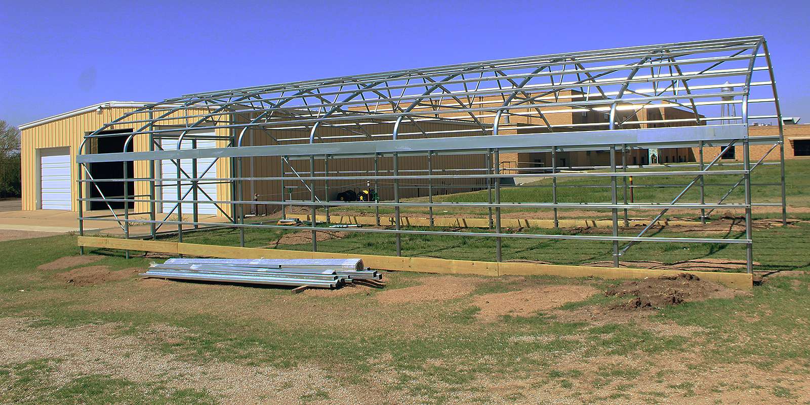 A new greenhouse is nearing completion at Victoria Junior/Senior High School. The structure will be used by the school's FFA program. Photo by Cristina Janney<br>