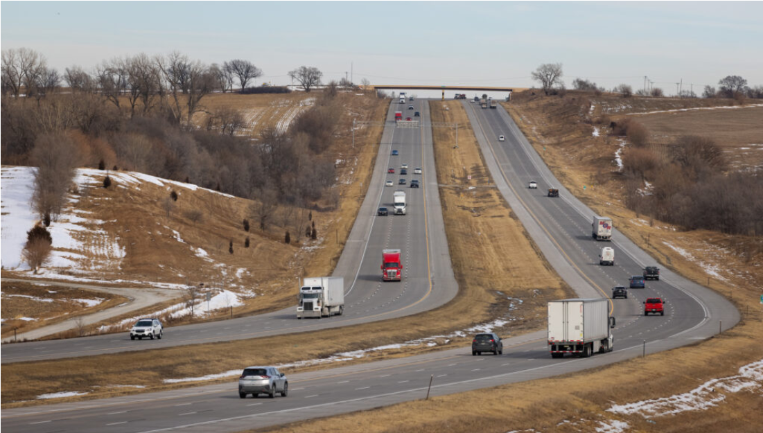 Traffic flows along Interstate 80 east of exit 432 in Gretna. Law enforcement officials say Nebraska drivers lag in buckling up n the road. (Rebecca S. Gratz for The Nebraska Examiner)