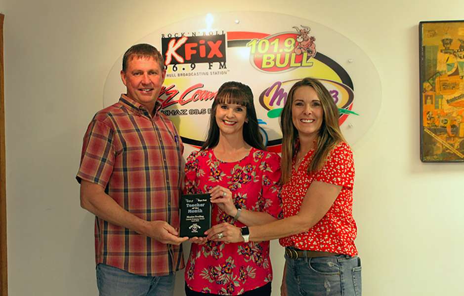 Mark and Lynette Ottley of Nations Auction Elite Realty present Monica Dreiling, fifth-grade teacher at Lincoln Elementary School, with the April Hays Post Teacher of the Month Award.