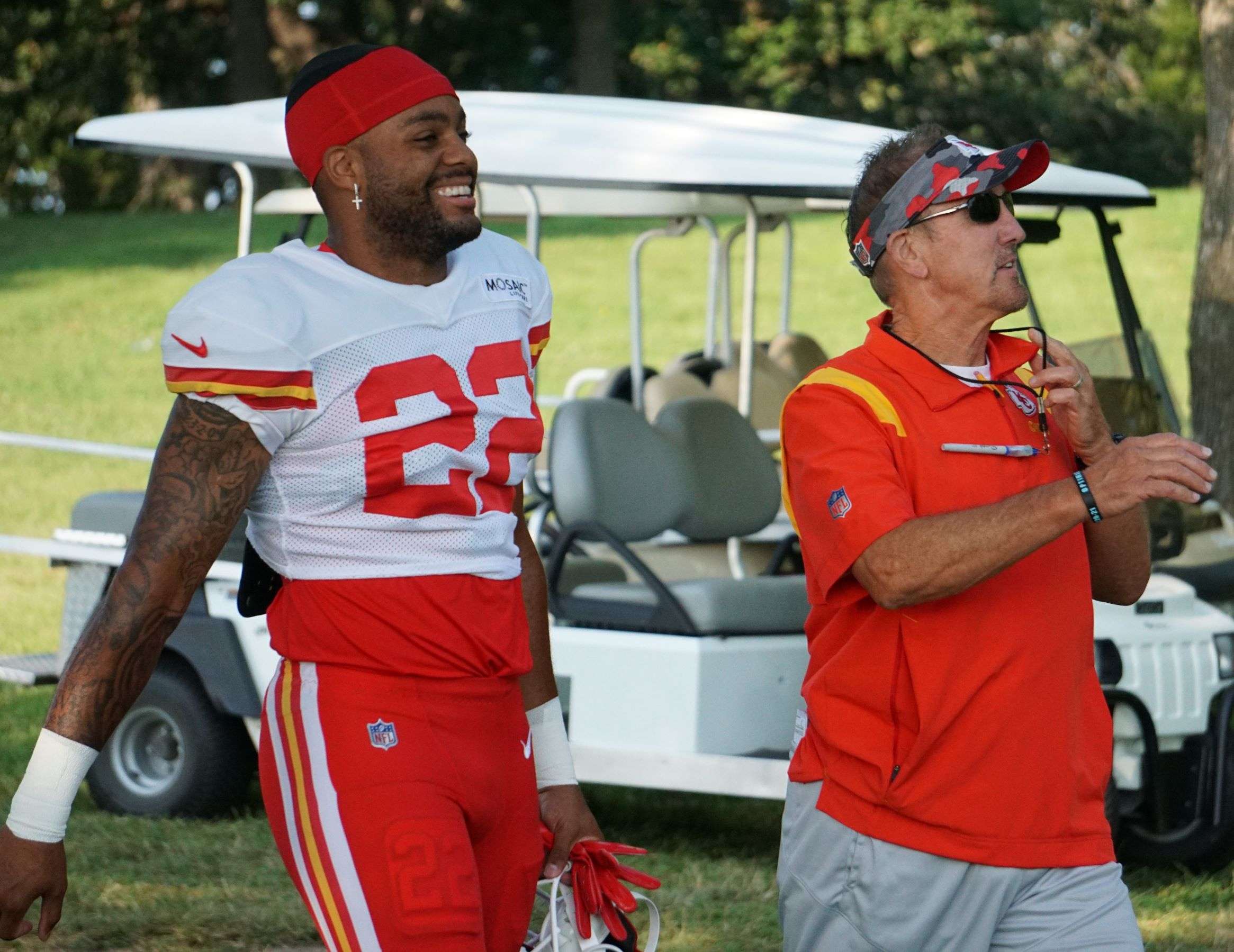 Juan Thornhill (22) and defensive coordinator Steve Spagnuolo.