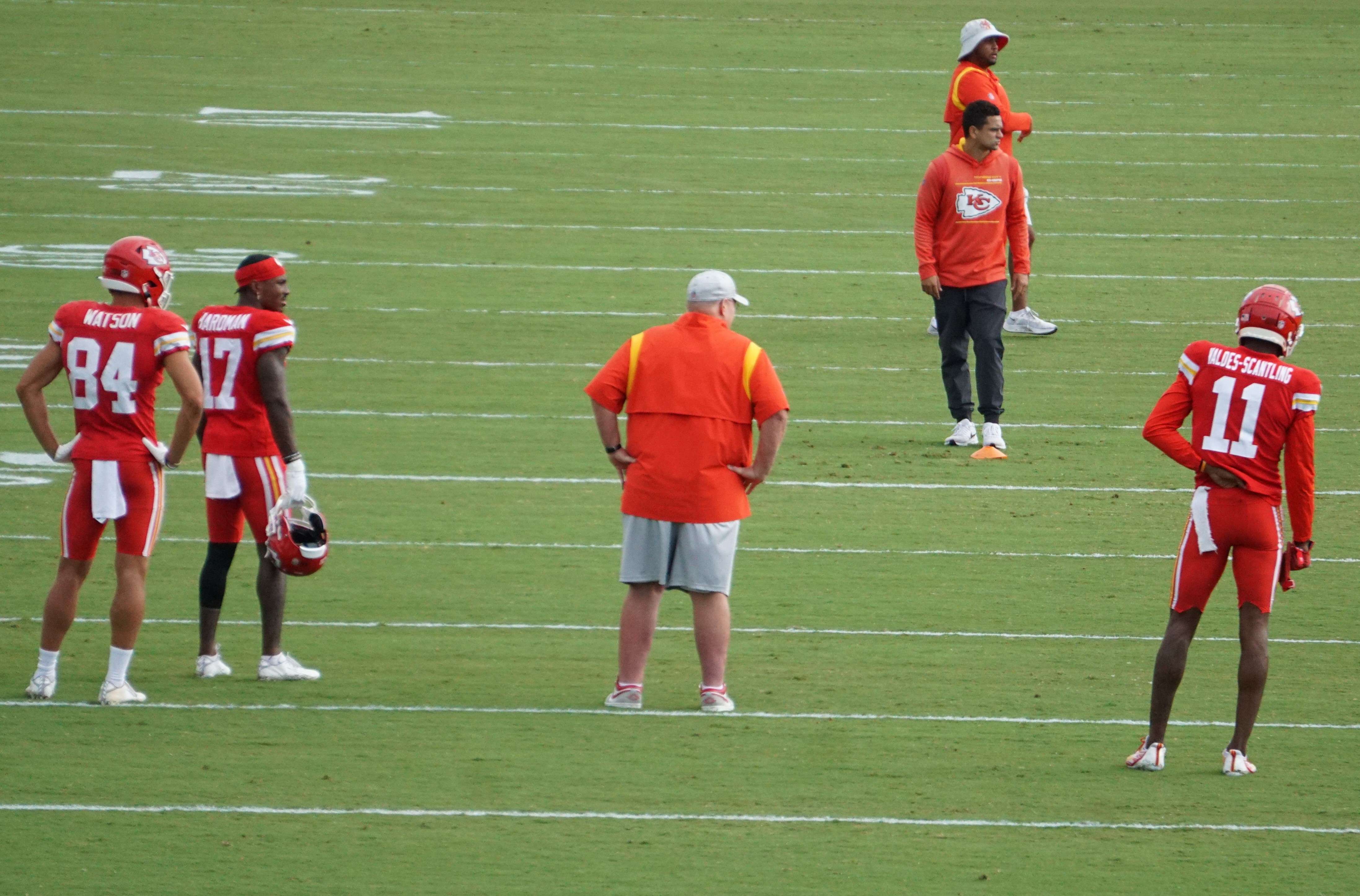 Andy Reid (middle) with receivers Justin Watson (84), Mecole Hardman (17) and Marquez Valdes-Scantling (11).