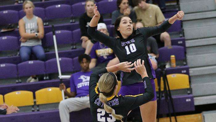 <b>Elizabeth Hardacre.</b> Photo courtesy <a href="http://kwucoyotes.com">kwucoyotes.com</a>