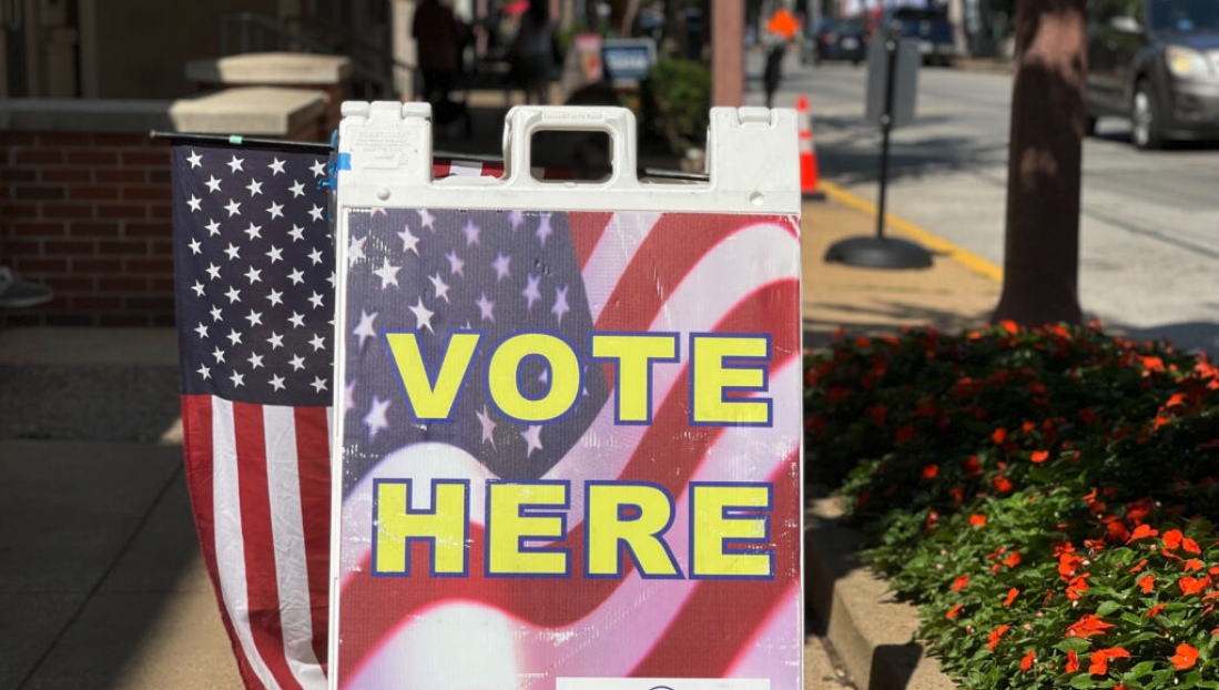 A polling location sign sits outside of Schlafly Library in St. Louis on Sept. 13, 2022 during the special municipal election (Rebecca Rivas/Missouri Independent).