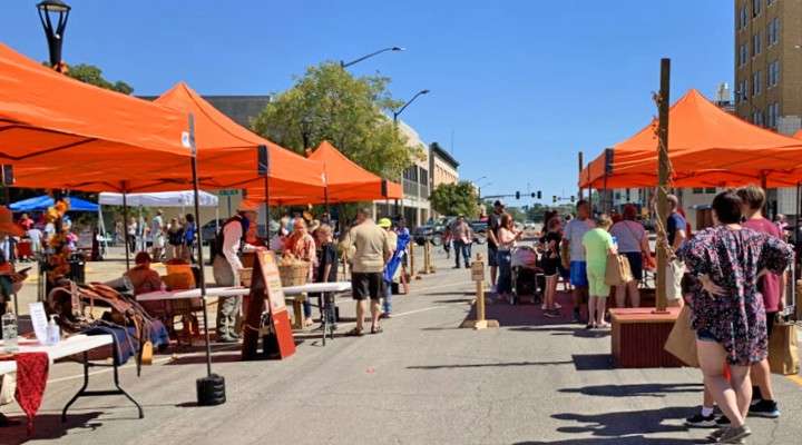 <b>Just a part of the crowd at the 2021 Smoky Hill Museum Street Fair.&nbsp;</b>Salina Post file photo&nbsp;&nbsp;