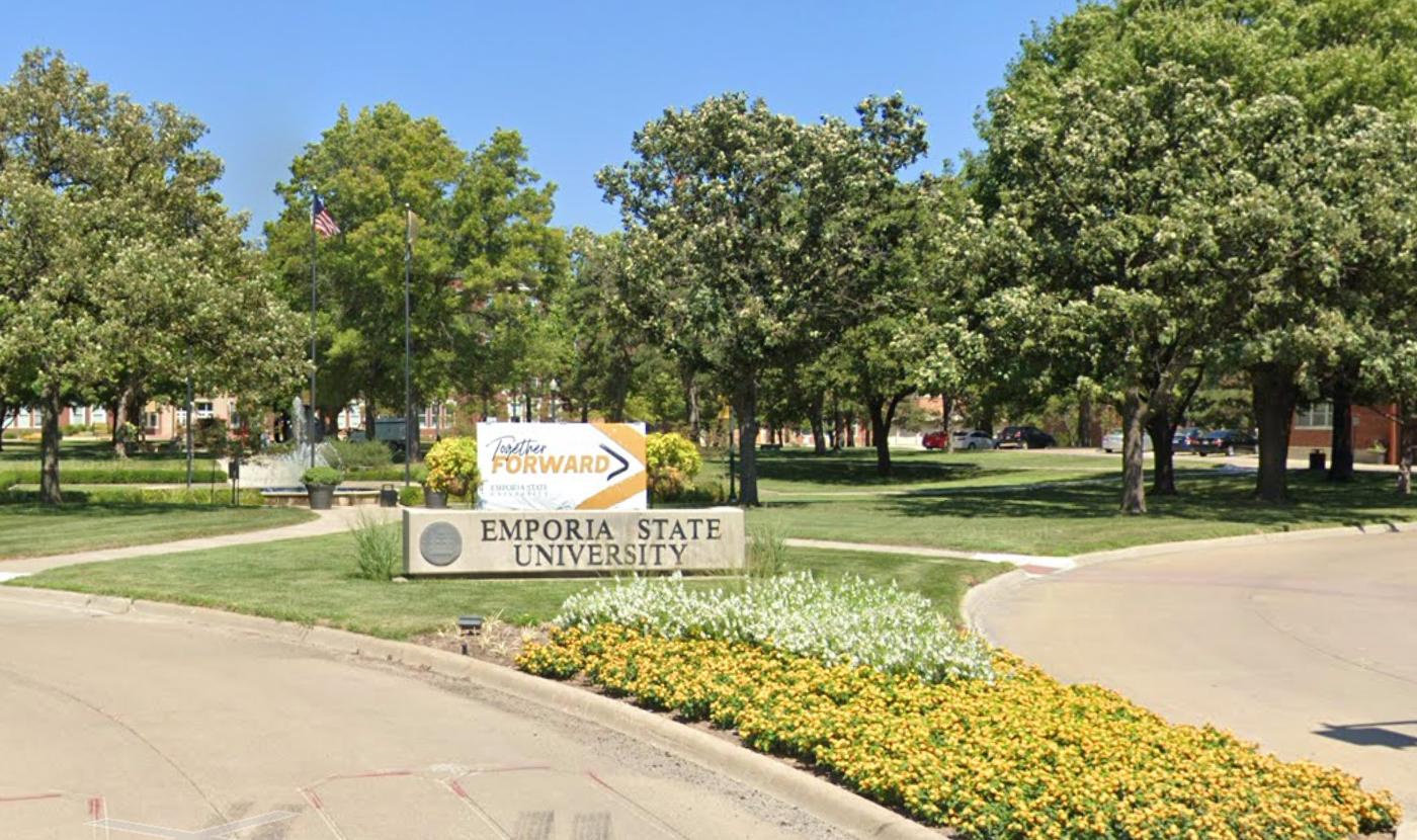 Em Kansas, a Emporia State University cortou no outono passado 33 professores - a maioria deles efetivos - Imagem do Google 