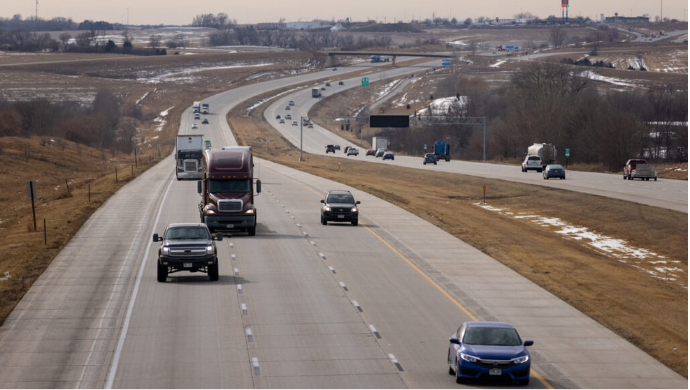 Traffic flows along Interstate 80 east of exit 432 on Tuesday, Jan. 18, 2022, in Gretna. (Rebecca S. Gratz for Nebraska Examiner)
