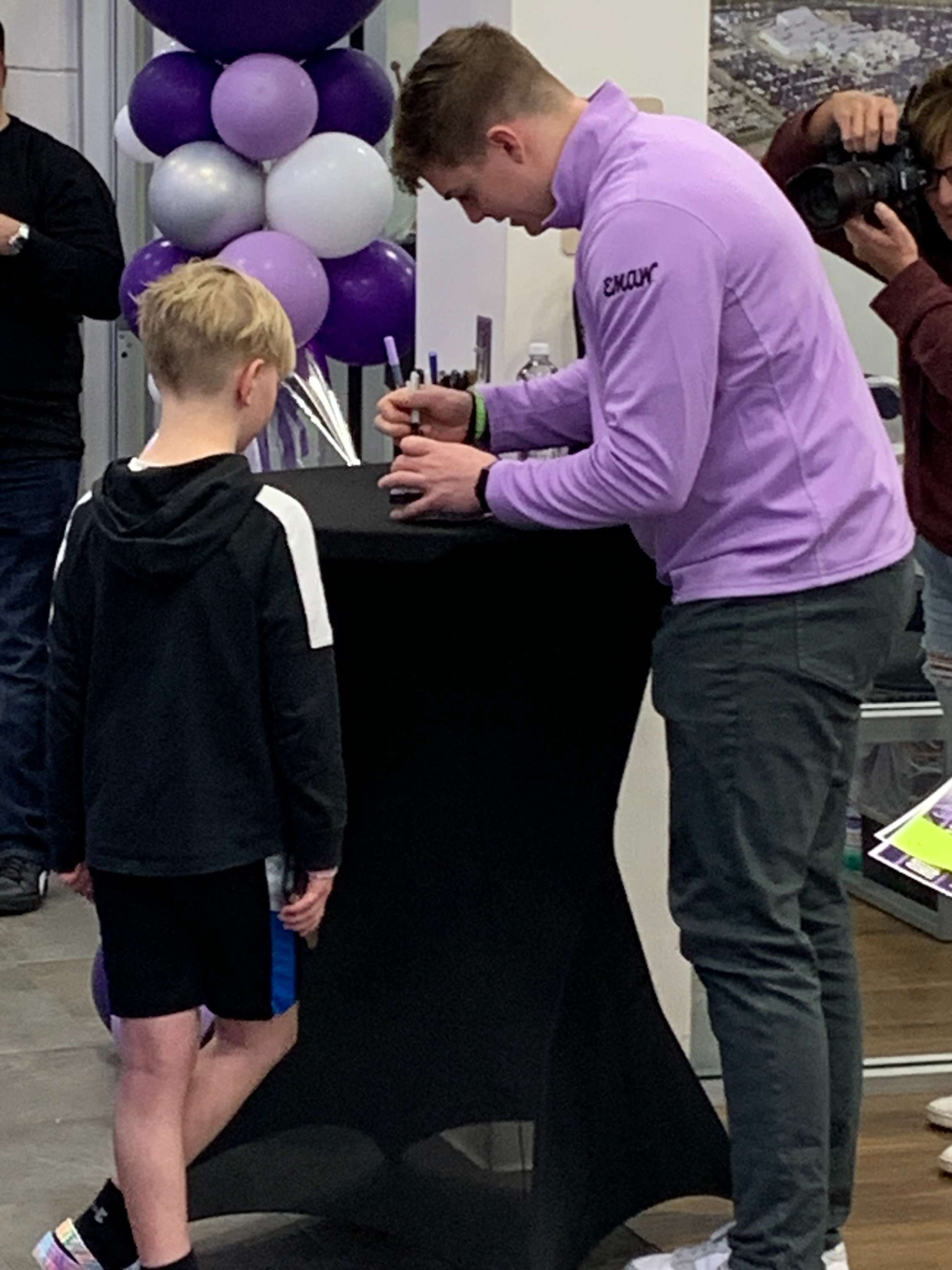 <b>K-State QB Will Howard signs a tennis shoe.&nbsp;</b>