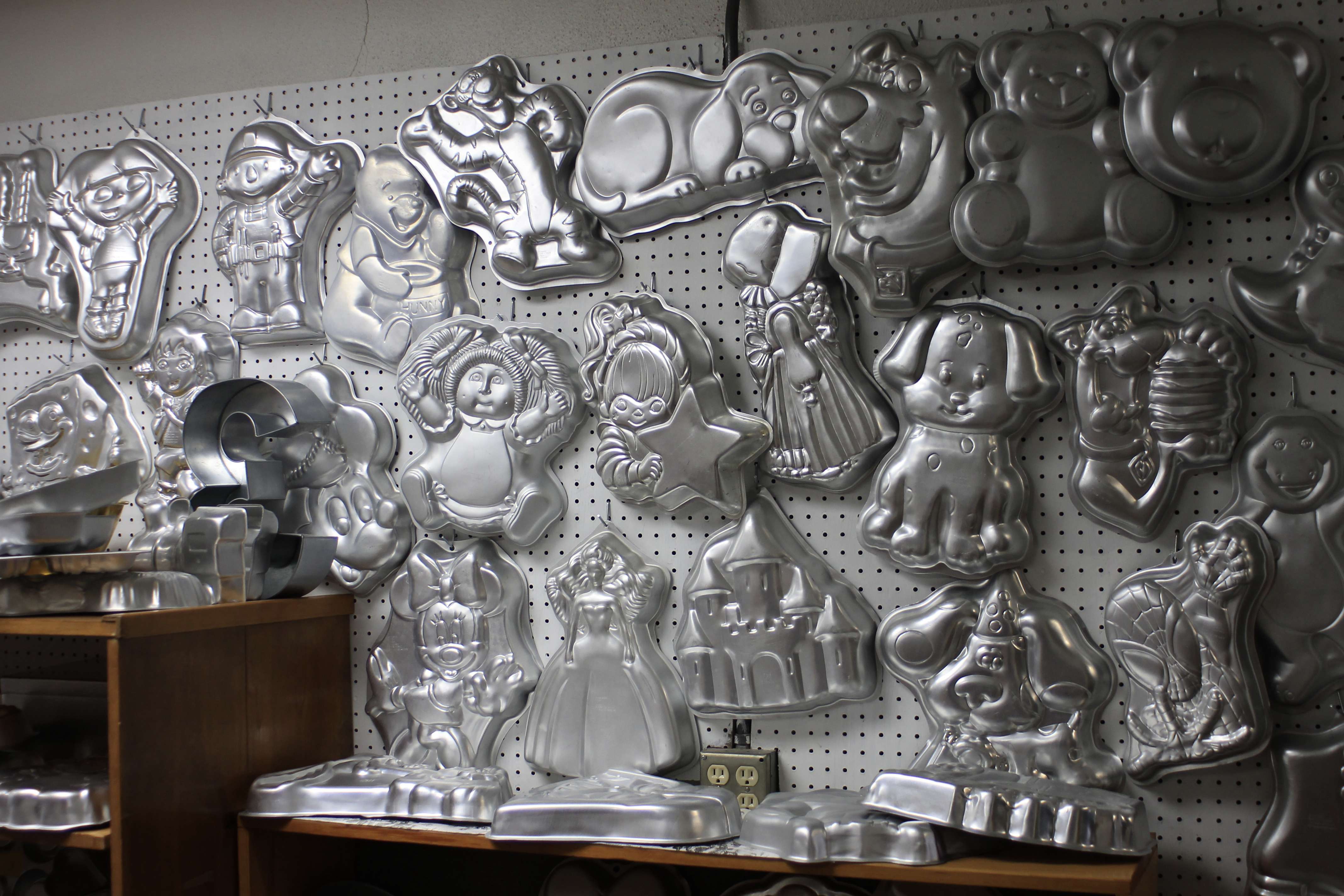 Novelty cake pans are available for checkout at the Hemingford Library.