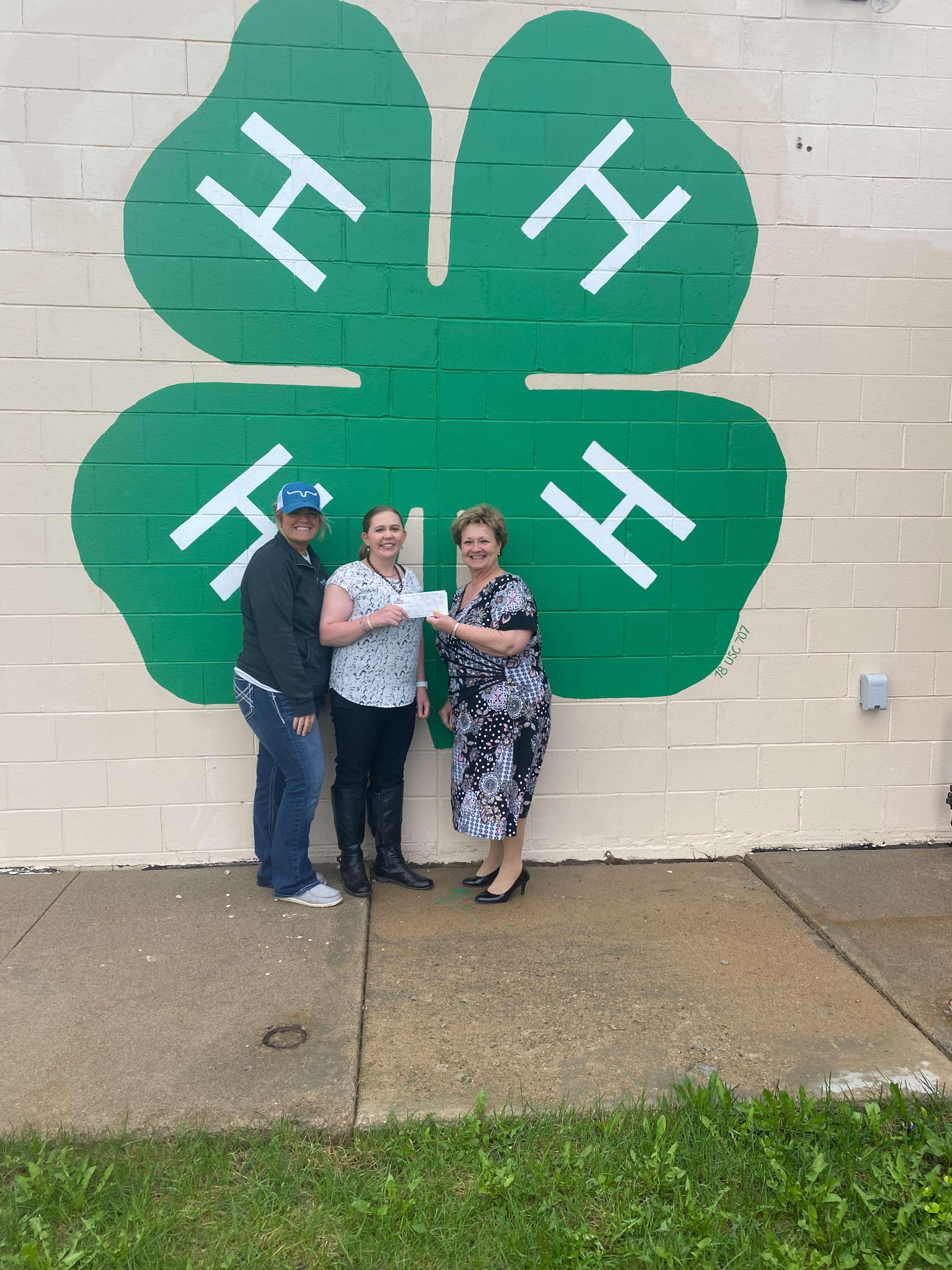 left to right: Hannah Uecker-Lincoln County 4-H council treasurer, Caitlyn Jacobson 4-H Youth Development Extension Educator and Rhonda Nolda- Lincoln Federal Savings Bank