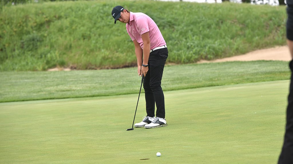 Alex Lindstrom sinks a key par putt on No. 8 of his opening round of the NJCAA Division I National Tournament on Tuesday at Sand Creek Station in Newton. (Steve Carpenter/Blue Dragon Sports Information