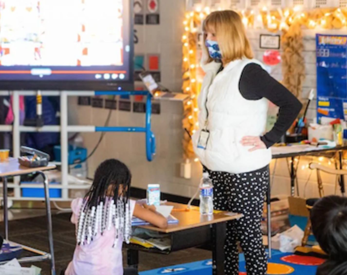   Principal Kathleen Snipes briefly fills in for a second grade teacher at Faxon Elementary School on Feb. 1 in Kansas City (Zach Bauman/The Beacon).