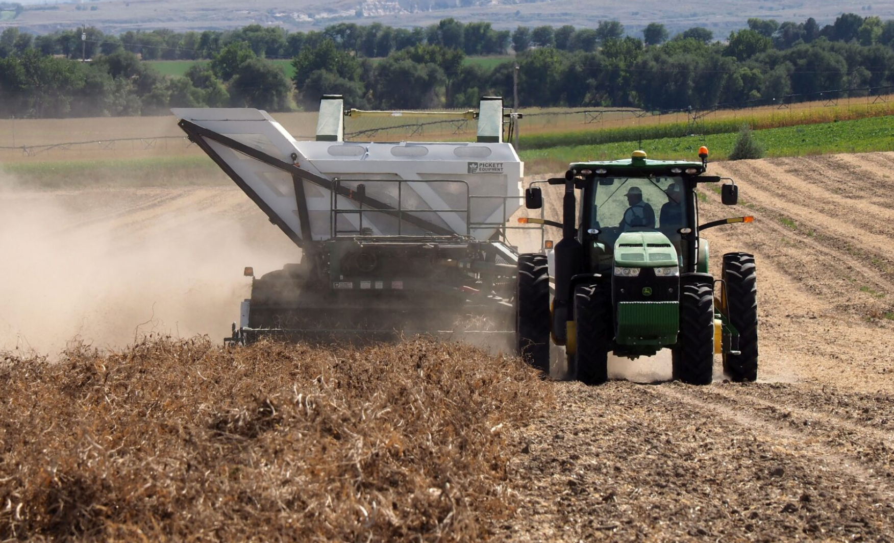 A farmer harvests a field of dry, edible beans in Nebraska’s Panhandle. (Courtesy of Gary Stone)