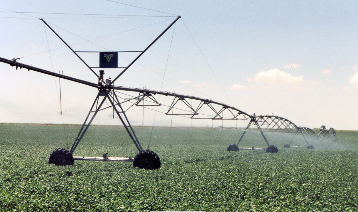 A center-pivot irrigation system that draws groundwater bolstered by canals operated by the Central Nebraska Public Power and Irrigation District. (Courtesy of the Central Nebraska Public Power and Irrigation District)