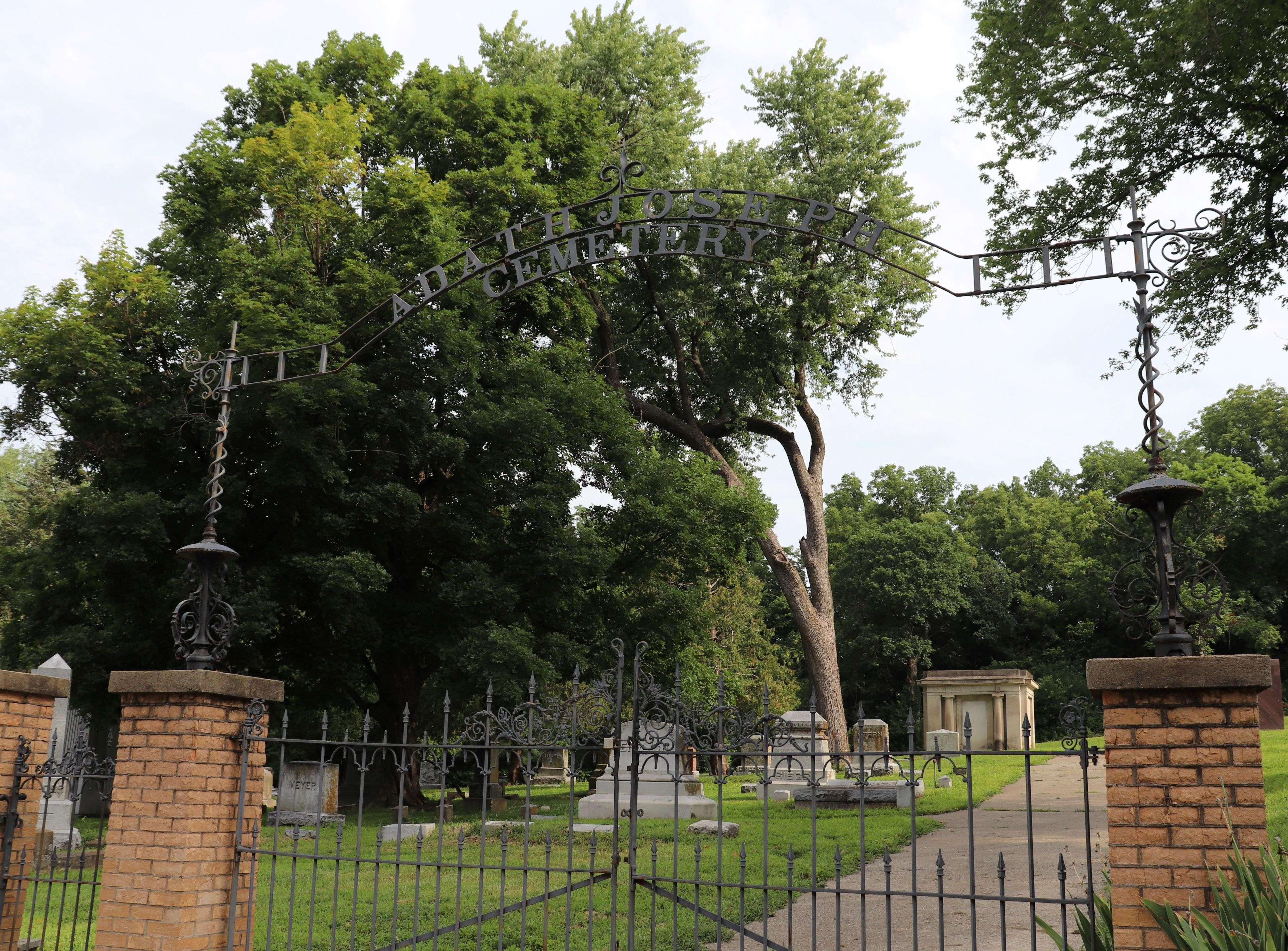 Adath Joseph Cemetery/ Photo by Brent Martin